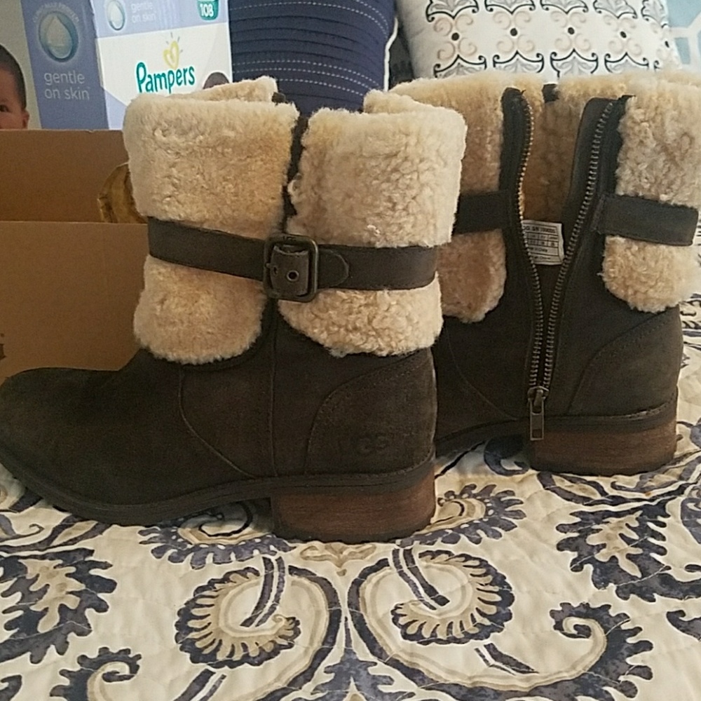 UGG Blayre 2 water resistant boot size 8